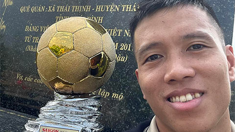 Lặng người trước hình ảnh thủ quân ĐT futsal Việt Nam đặt Quả Bóng Vàng trên mộ Bố